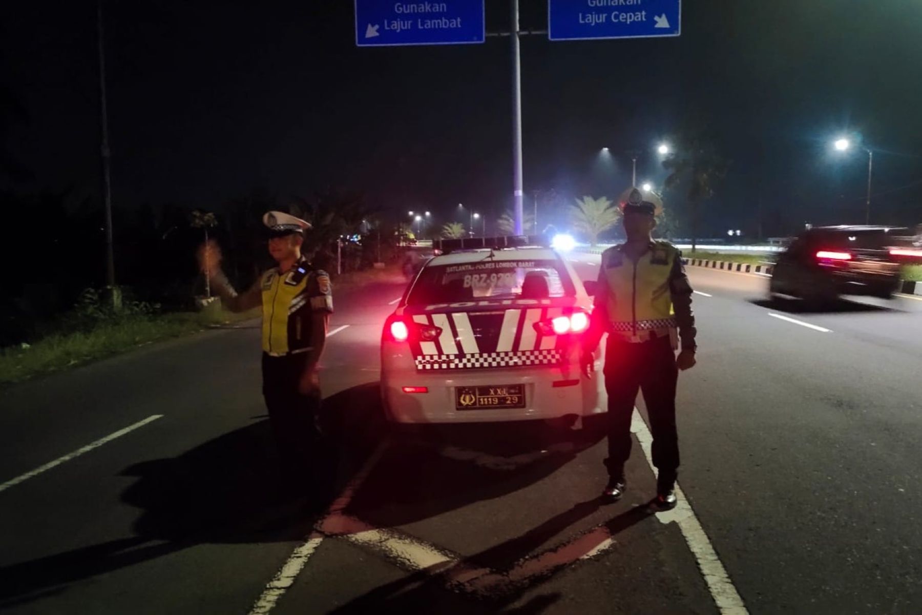 Polres Lombok Barat Bubarkan Kerumunan, Jaga Ketenangan di Bypass BIL 2