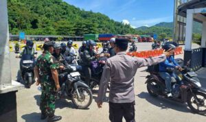 Antisipasi Kerawanan Nataru: Polsek Lembar Cek Dokumen Kendaraan Kapal