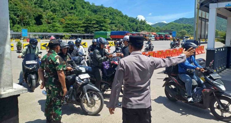 Antisipasi Kerawanan Nataru: Polsek Lembar Cek Dokumen Kendaraan Kapal