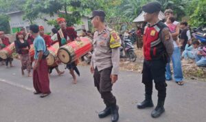 Demi Kelancaran Adat, Personel Polsek Sekotong Atur Arus Nyongkolan