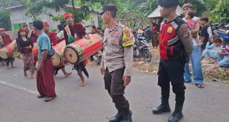 Demi Kelancaran Adat, Personel Polsek Sekotong Atur Arus Nyongkolan